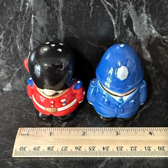 Royal Guard and Policeman Salt and Pepper Shakers - Picture 4 of 16
